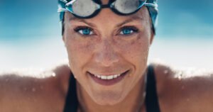 Atleta che sorride durante una competizione sportiva – gioia e leggerezza nello sport agonistico