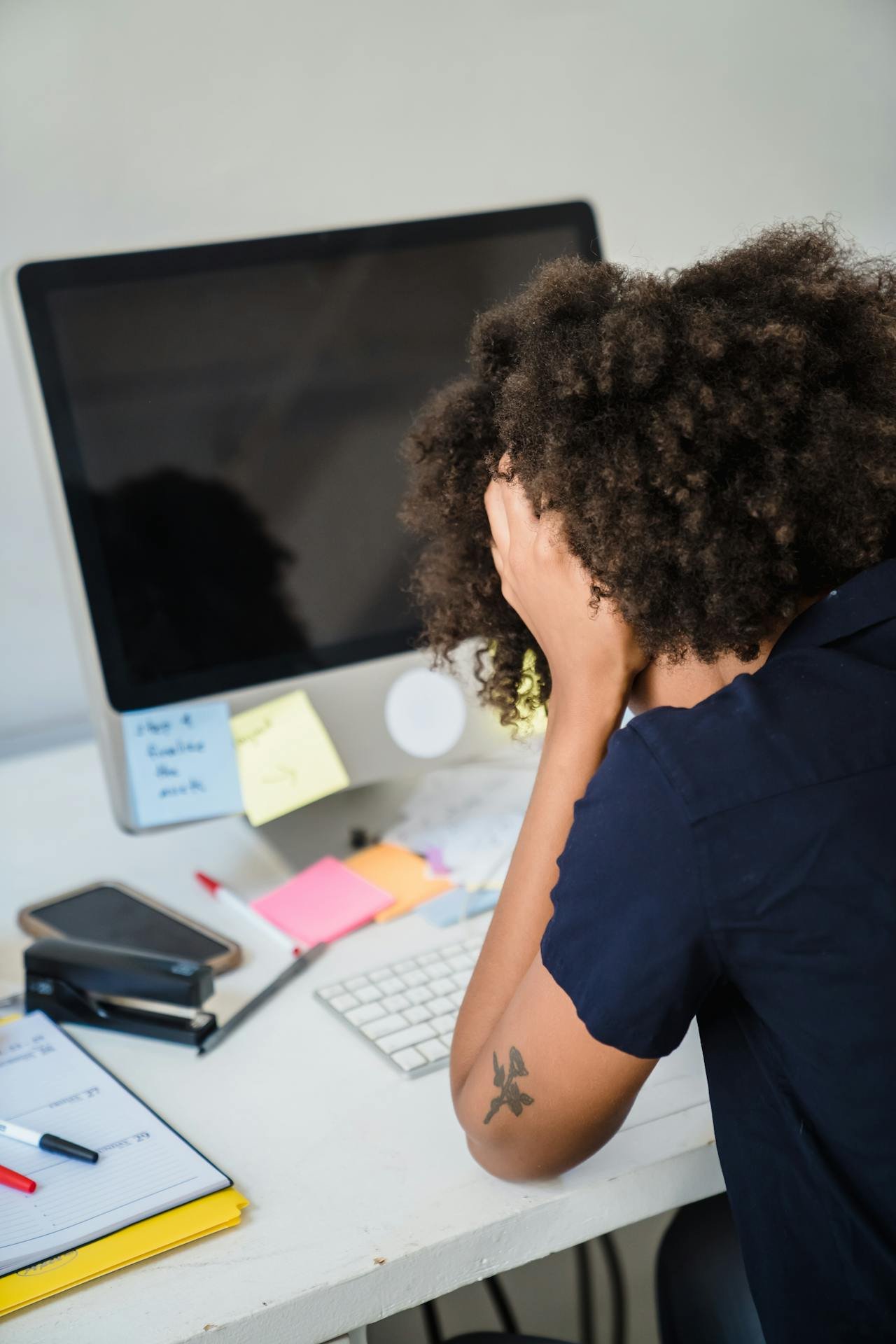 Persona in sessione di coaching online o in presenza – percorso di mental coach lavorativo per la crescita