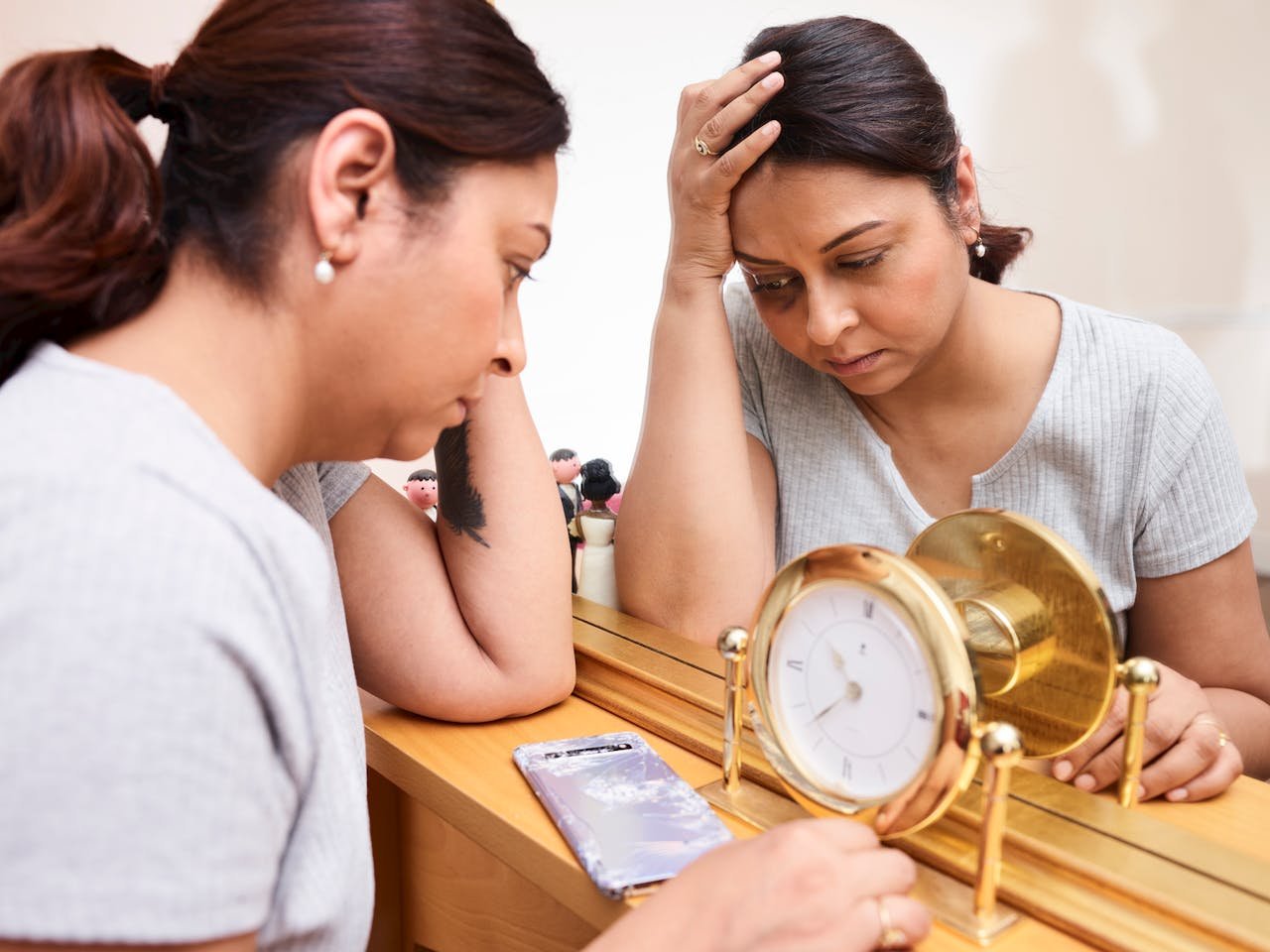 Persona disperata che riflette – percorso di coaching per il benessere personale e lo stile di vita consapevole