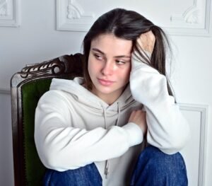 Persona sola con sguardo sofferente – rappresentazione simbolica del dolore dopo un tradimento