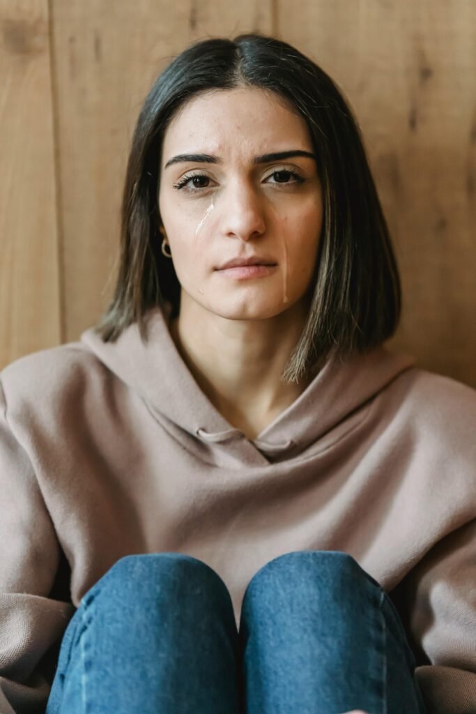 Quando non ti senti più amata: cosa succede davvero nella relazione 2 Donna seduta da sola con sguardo malinconico – simbolo della solitudine emotiva all’interno della coppia